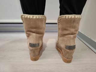 Botas beige de ante con pespunte