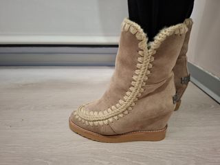 Botas beige de ante con pespunte