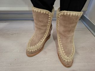 Botas beige de ante con pespunte