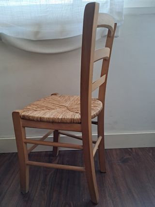 Silla de madera y mimbre.