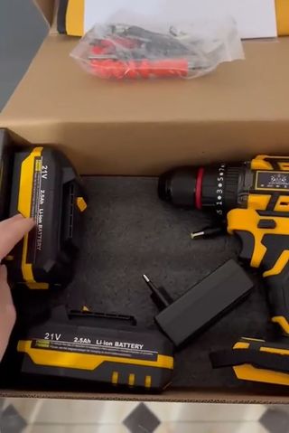 Taladro percutor con dos baterías y 24 accesorios