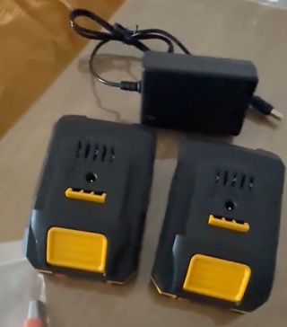 Taladro percutor con dos baterías y 24 accesorios