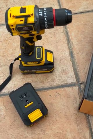 Taladro percutor con dos baterías y 24 accesorios