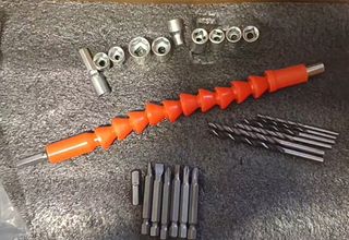 Taladro percutor con dos baterías y 24 accesorios