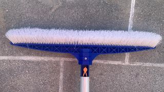 Cepillo Limpieza Piscina - Azul y Plata
