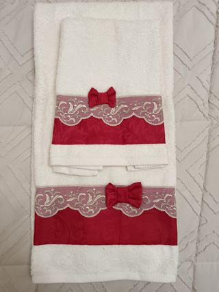 Asciugamani bagno rossi e bianchi