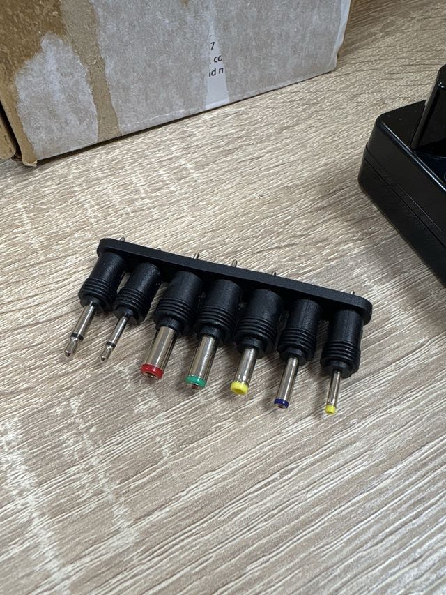 Adaptador Universal Amazon Basics 60W