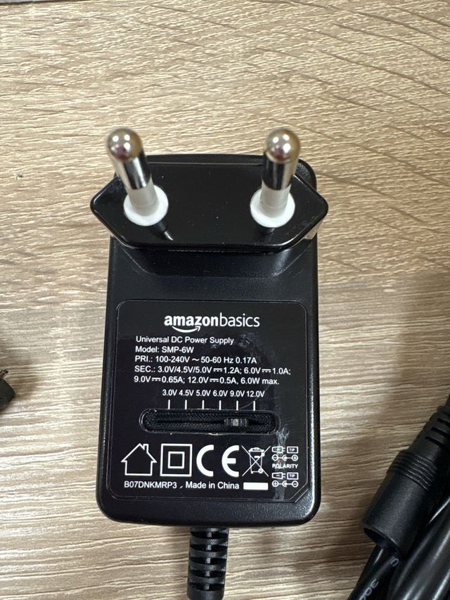 Adaptador Universal Amazon Basics 60W