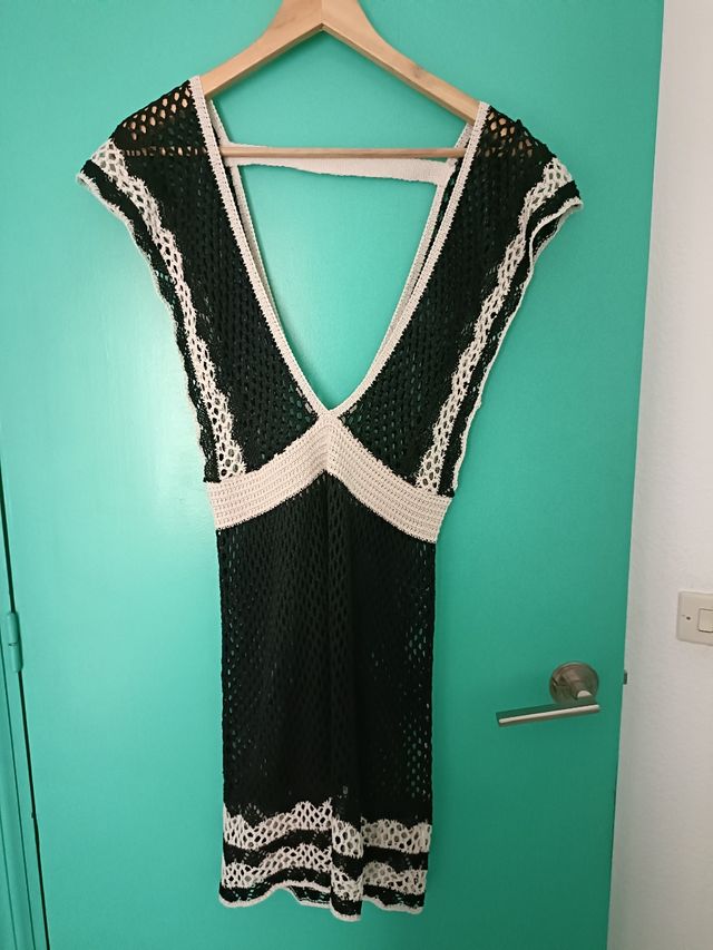 Vestido crochet blanco y negro para la playa.