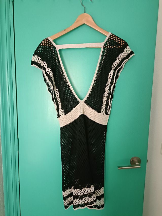 Vestido crochet blanco y negro para la playa.