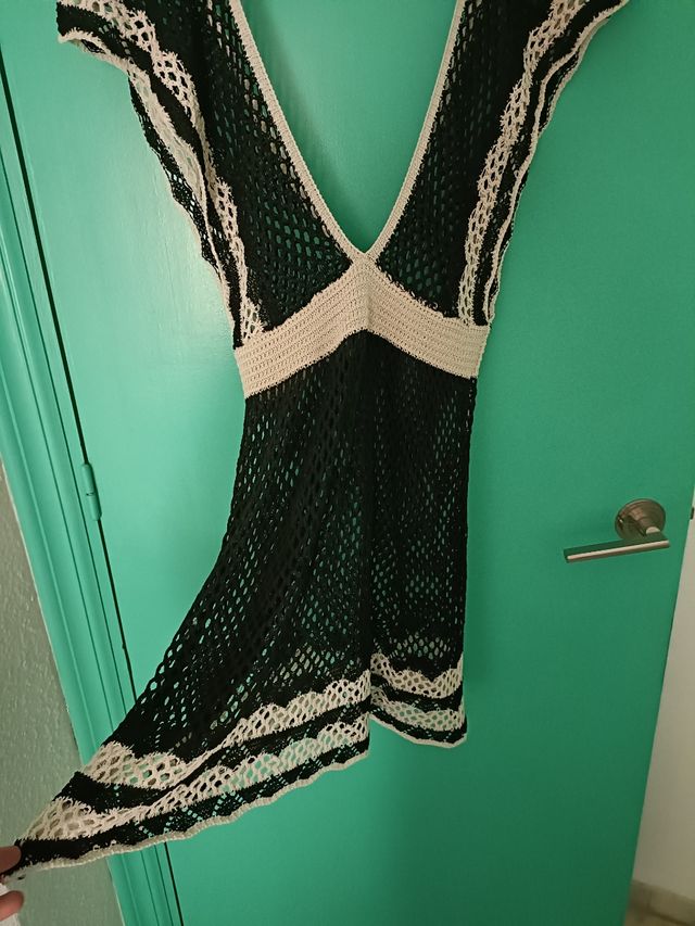 Vestido crochet blanco y negro para la playa.