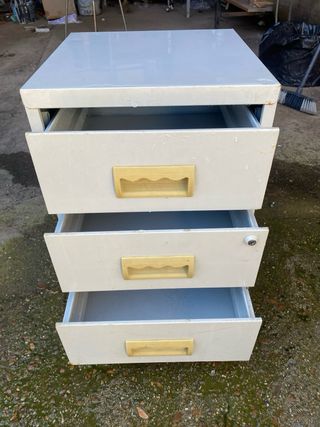 Cajonera metálica 3 cajones y en fotos hay otro
