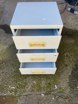 Cajonera metálica 3 cajones y en fotos hay otro