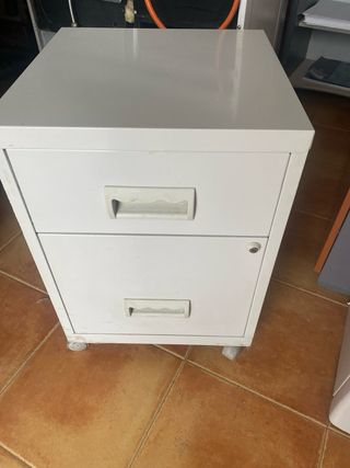 Cajonera metálica 3 cajones y en fotos hay otro