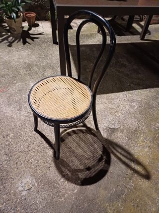 Silla vintage negra mimbre