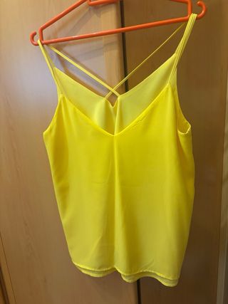 Blusa amarilla escote pico