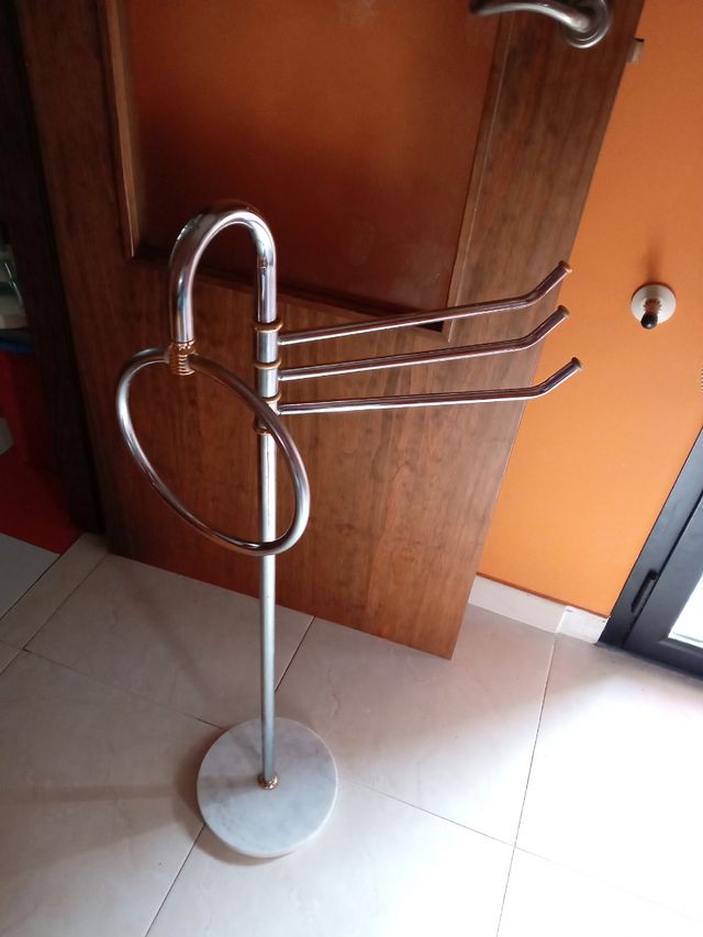 Toallero pie metal dorado mármol