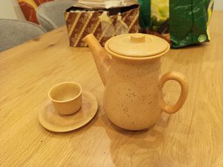 Juego de café cerámico beige.