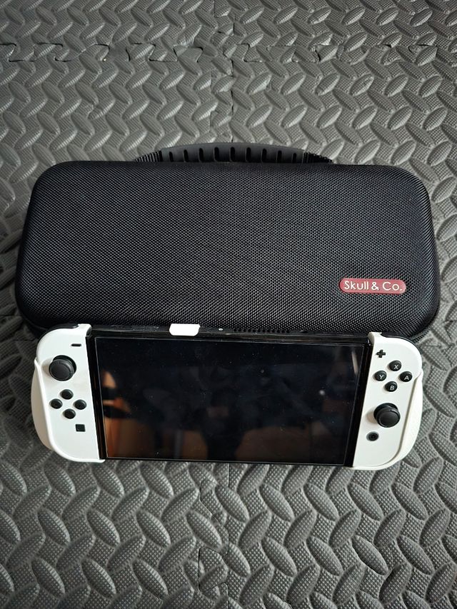 Nintendo Switch + Funda Skull and Co
