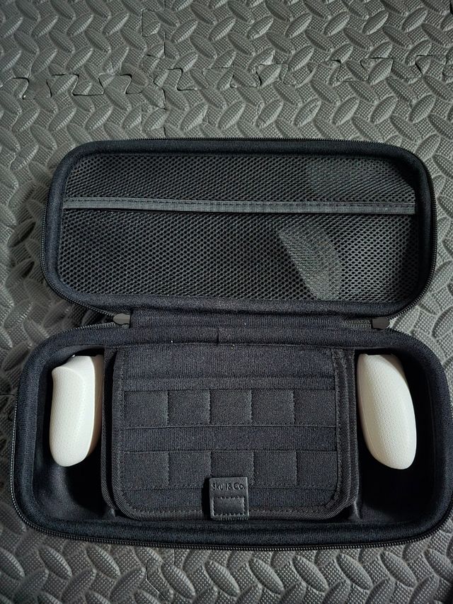 Nintendo Switch + Funda Skull and Co