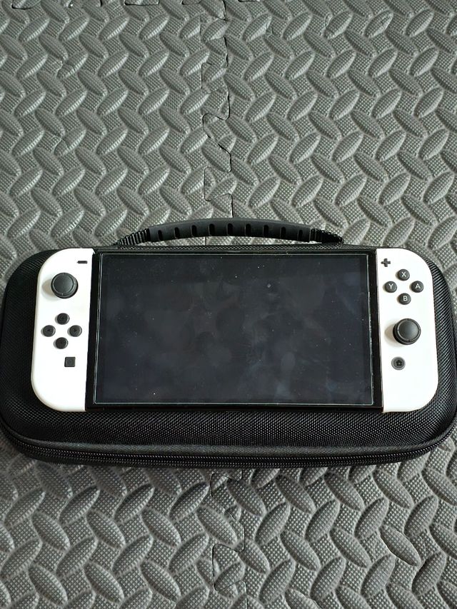 Nintendo Switch + Funda Skull and Co