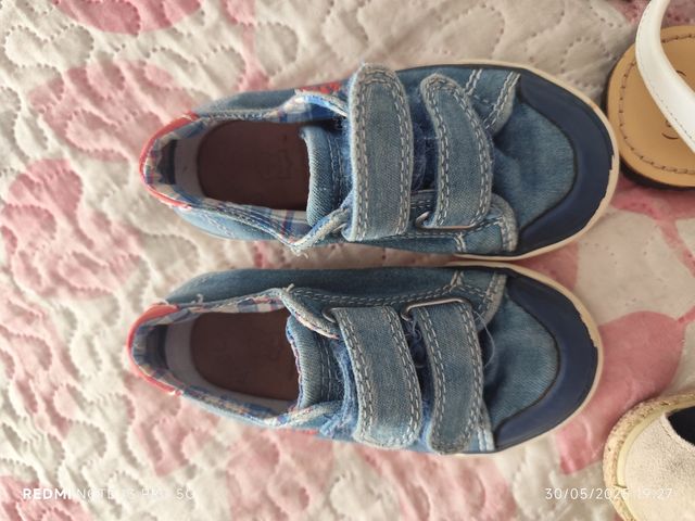 3 pares calzado niño: zapatillas y sandalias.
