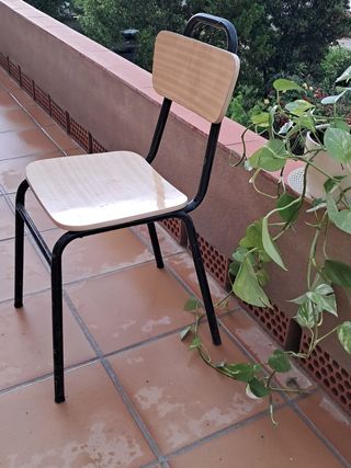 Sillas escolares vintage. 4 sillas