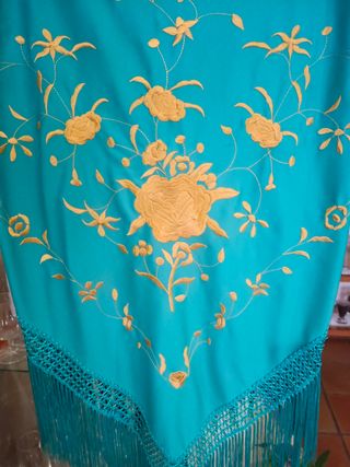 Mantoncillo turquesa bordado oro