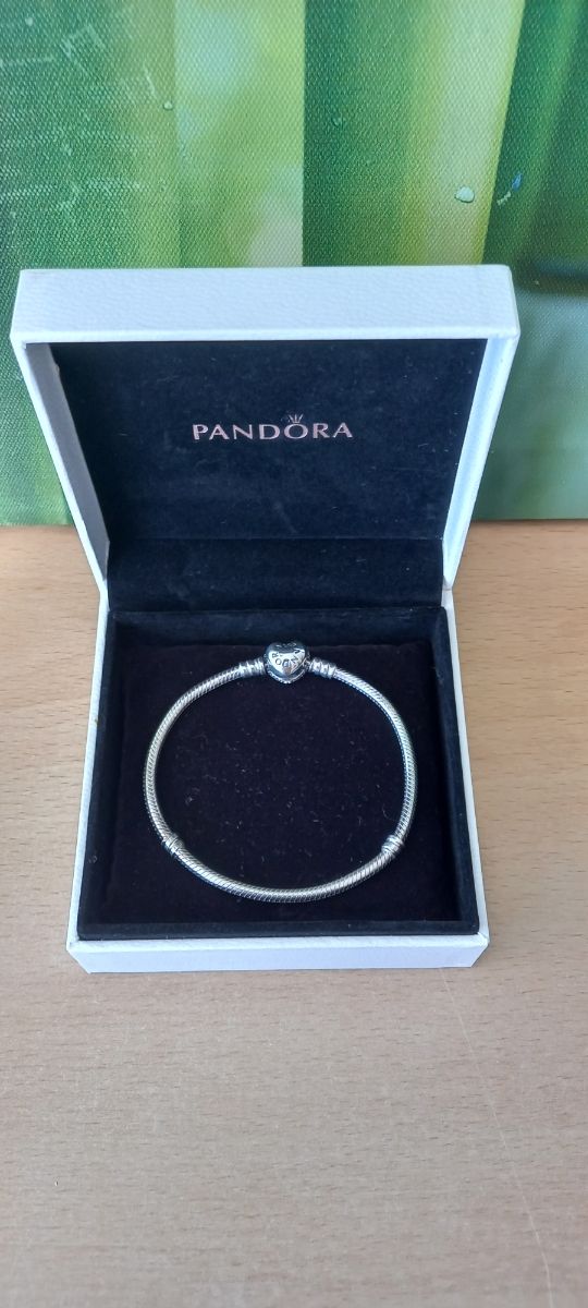 Pulsera Pandora y caja