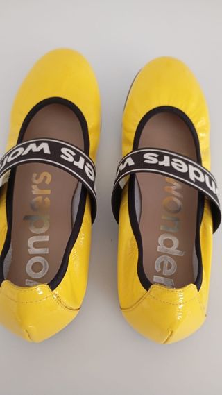 Zapatos Wonders amarillos