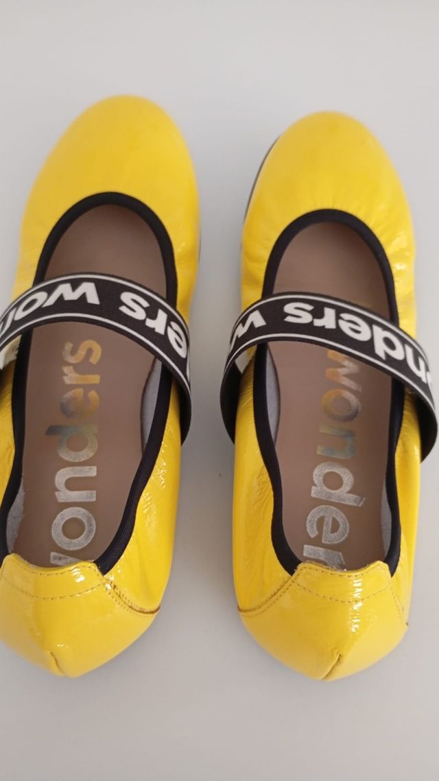 Zapatos Wonders amarillos