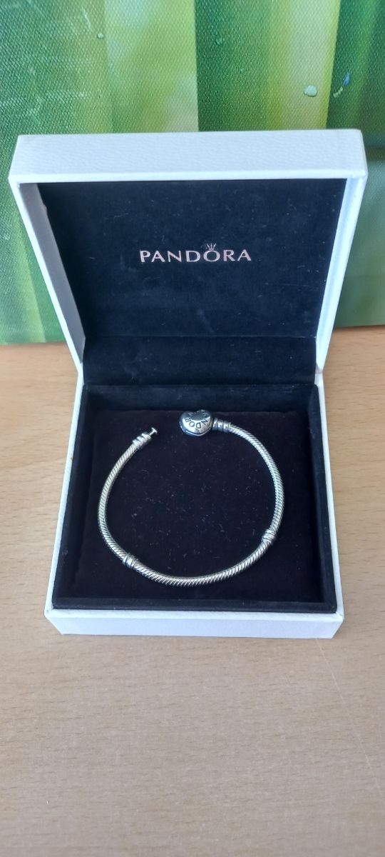 Pulsera Pandora y caja