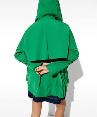 Chaqueta verde con capucha