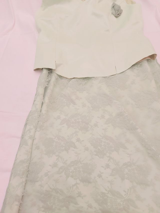 Traje falda de encaje.