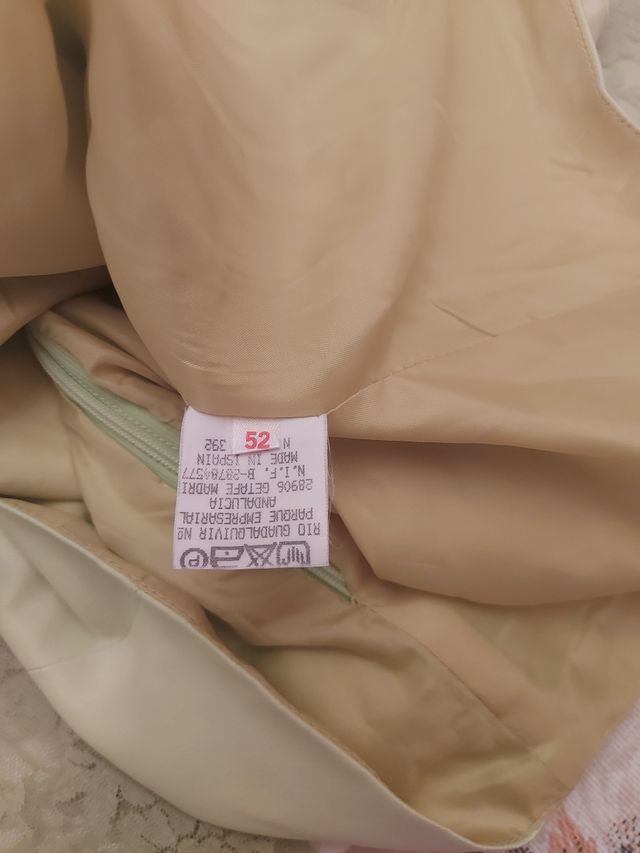 Traje falda de encaje.