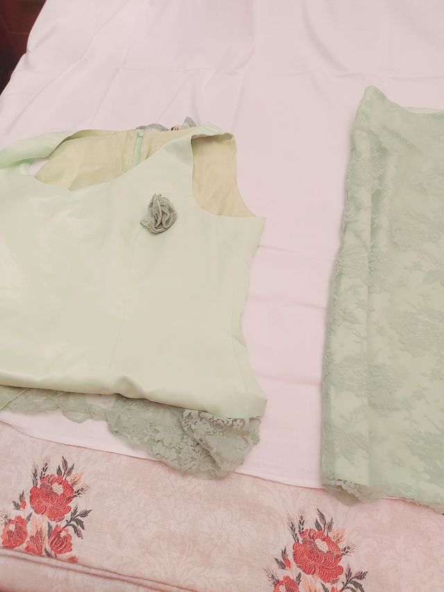 Traje falda de encaje.