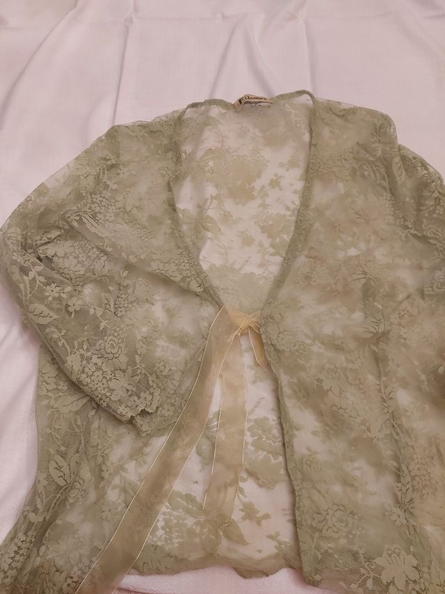 Traje falda de encaje.