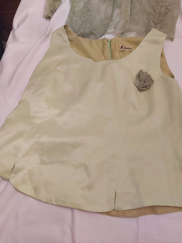 Traje falda de encaje.