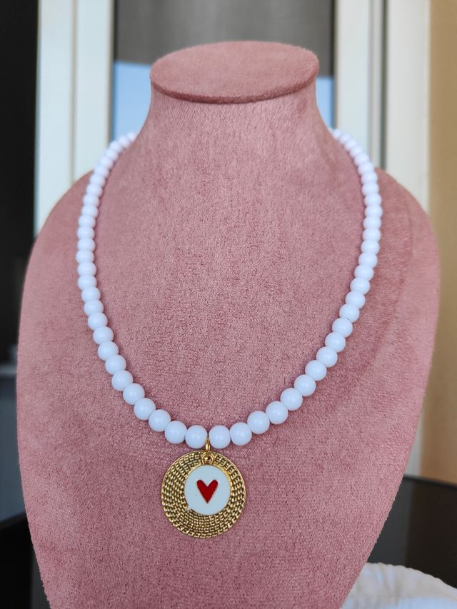 Collar blanco con dije dorado