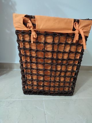 Cesto ropa mimbre marrón-naranja