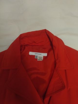 Gabardina roja corta