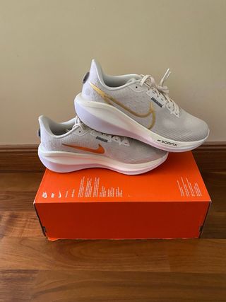 Nike ZoomX Vomero 16 - Blancas/Doradas - 40