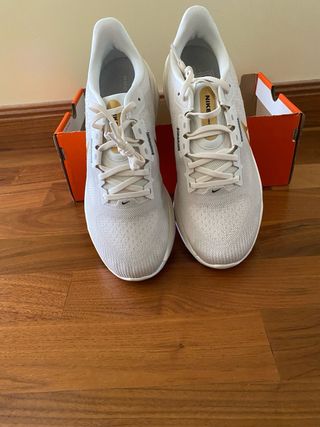 Nike ZoomX Vomero 16 - Blancas/Doradas - 40