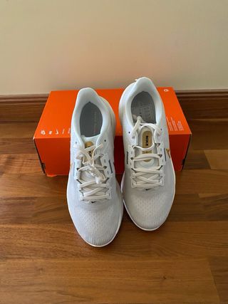 Nike ZoomX Vomero 16 - Blancas/Doradas - 40