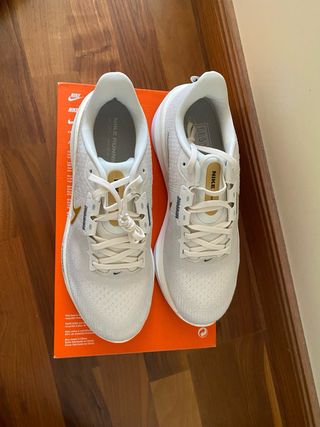 Nike ZoomX Vomero 16 - Blancas/Doradas - 40
