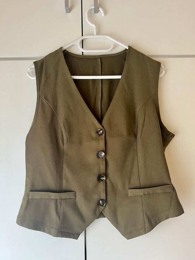 Conjunto chaleco y shorts verde oliva