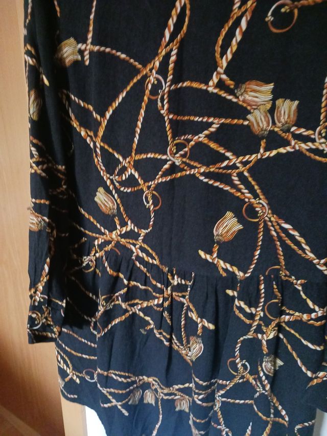 Vestido Stradivarius negro y dorado - Talla S