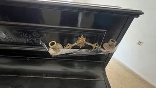 Piano antiguo de madera negra