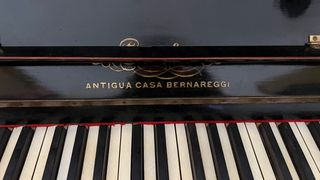 Piano antiguo de madera negra