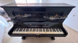 Piano antiguo de madera negra